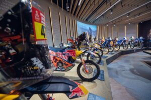 Exposición  'Leyendas del Dakar' en el KTM Motohall