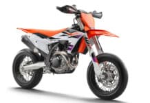 El morado forma parte de los detalles y se hace un hueco entre el naranja y el blanco