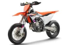 La moto viene equipada de serie con todo lo que se necesita para entrar en pista