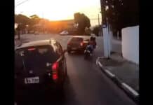 Entre los coches, sin espacio, así es la persecución