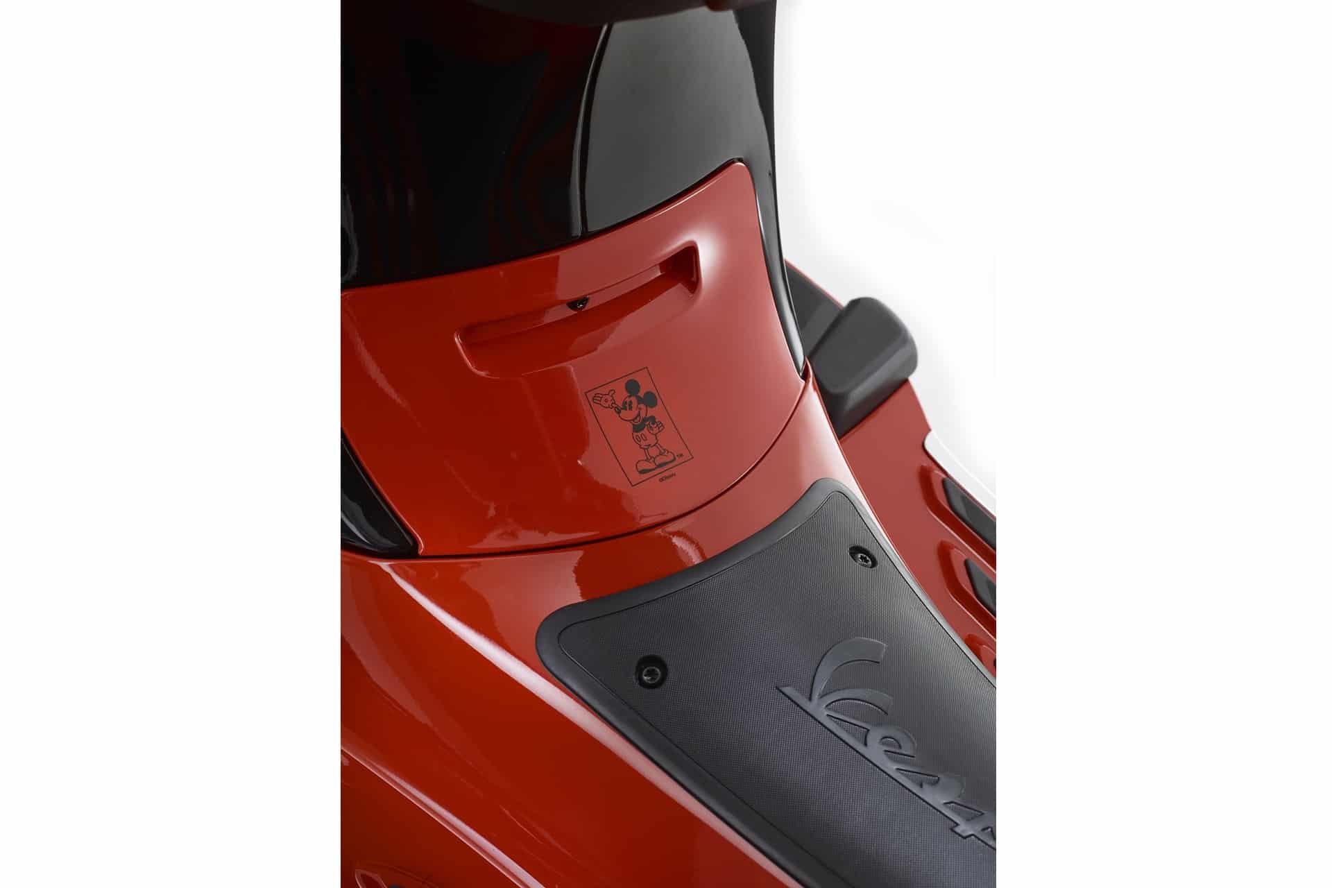 Disney Mickey Mouse Edition by Vespa: 100 años de sueños