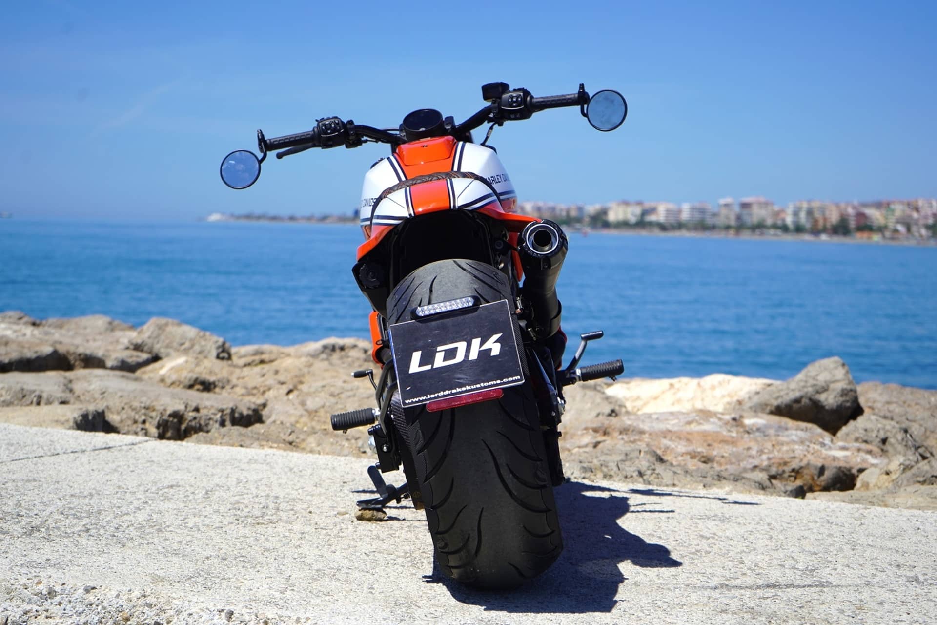 Sportster S 240 Draker; llanta custom y ¡neumático de 240 mm!