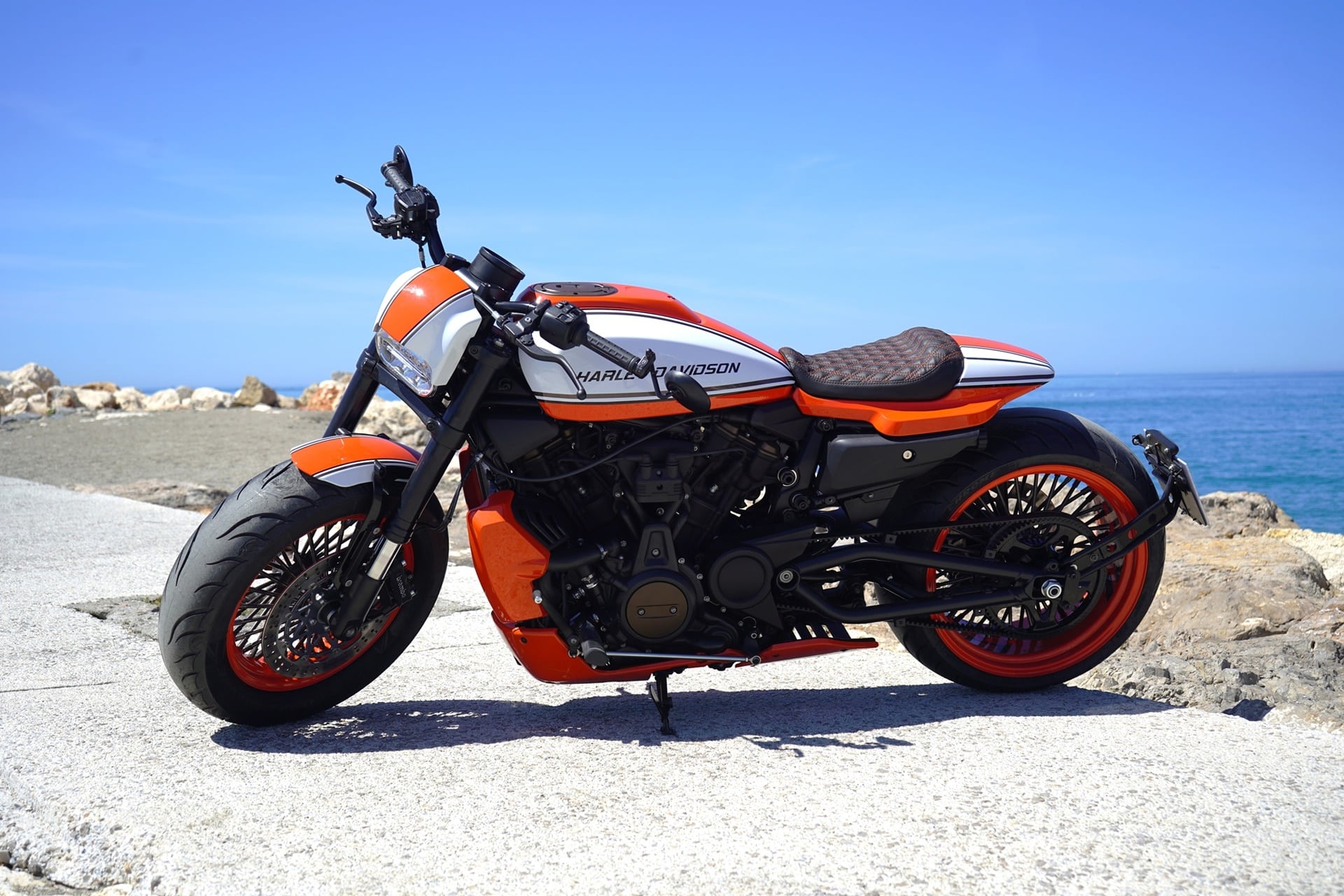 Sportster S 240 Draker; llanta custom y ¡neumático de 240 mm!