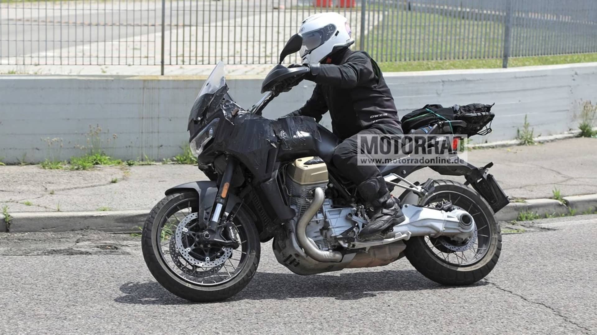 Nuevas imágenes de pruebas de la Moto Guzzi V100 Stelvio 2024