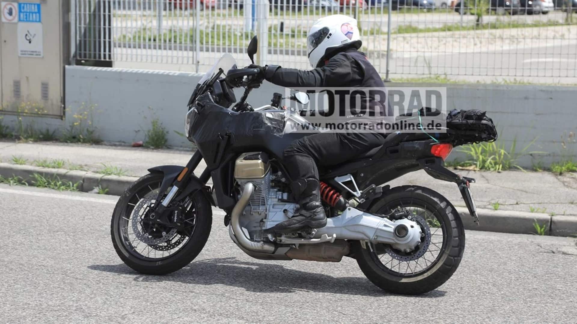 Nuevas imágenes de pruebas de la Moto Guzzi V100 Stelvio 2024