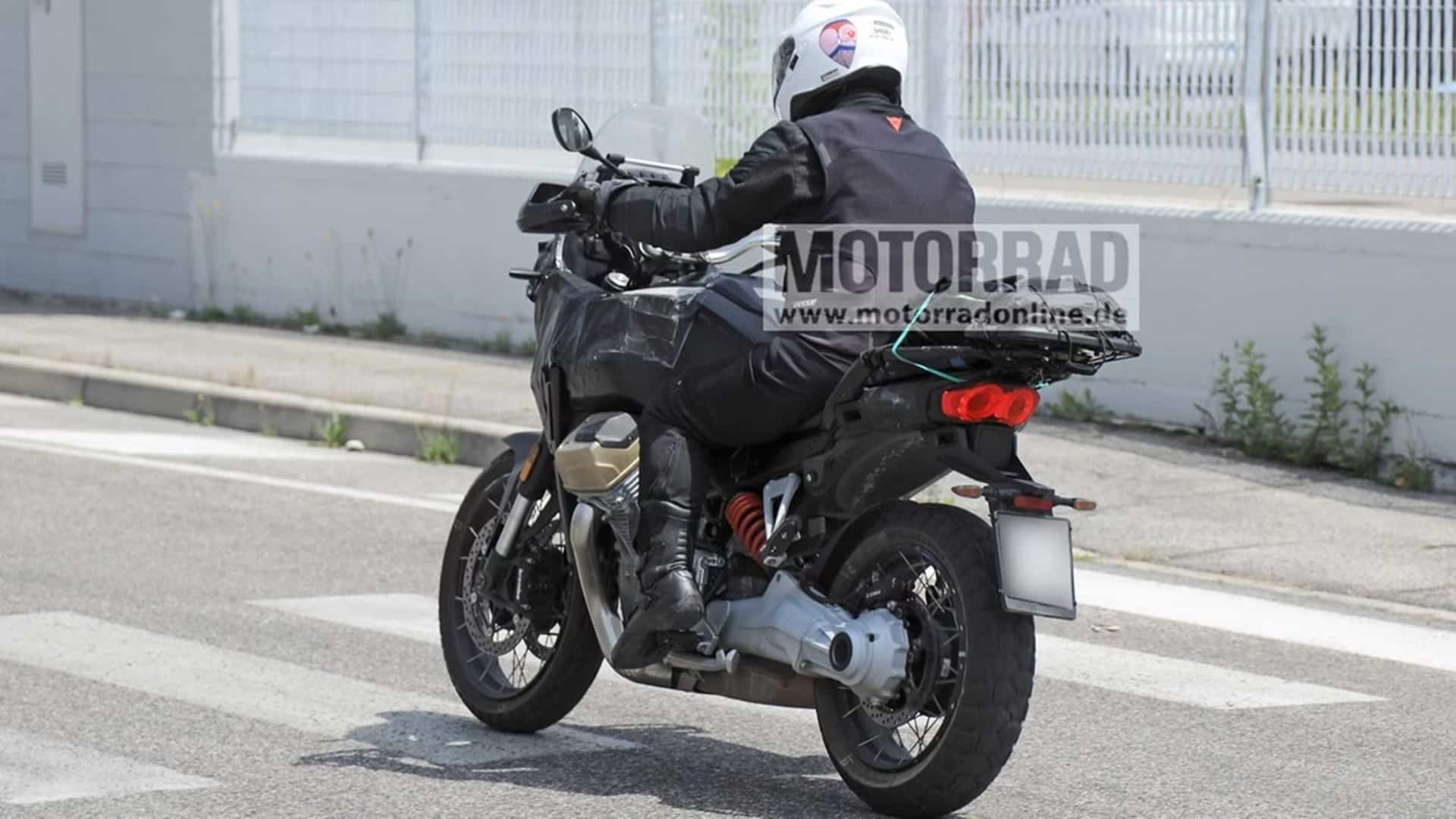 Nuevas imágenes de pruebas de la Moto Guzzi V100 Stelvio 2024