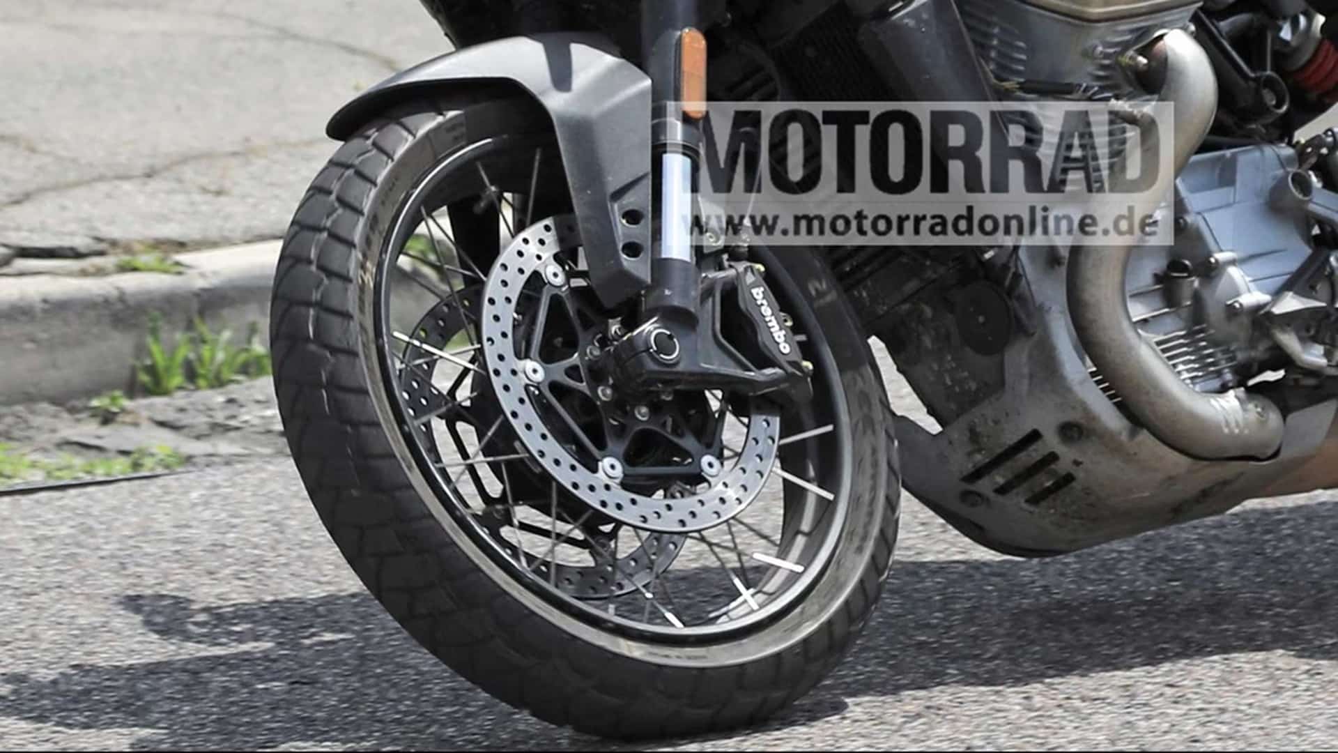 Nuevas imágenes de pruebas de la Moto Guzzi V100 Stelvio 2024