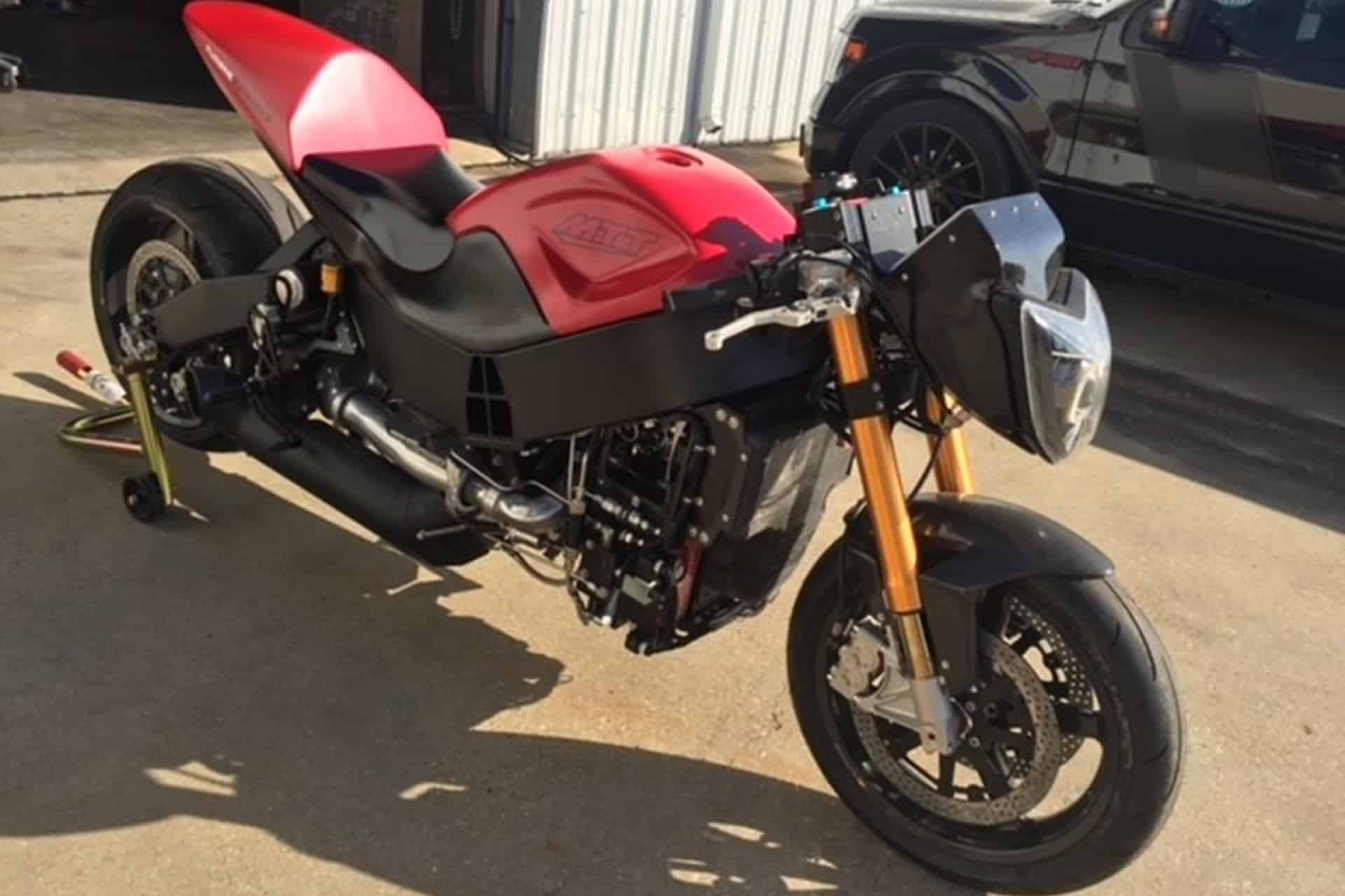 Esta MTT 420RR tiene motor de helicóptero, más de 400 CV y aun así la puedes matricular