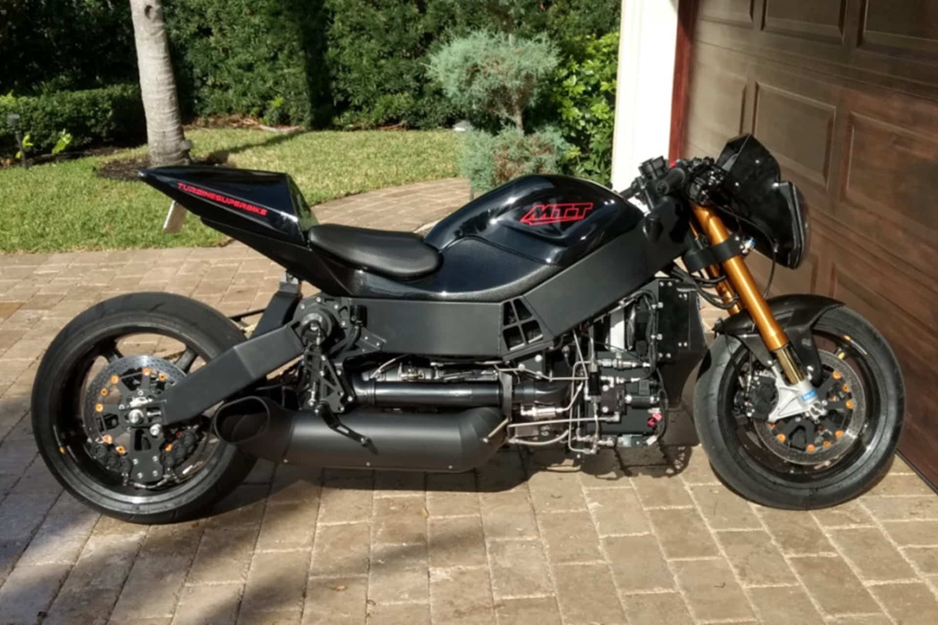 Esta MTT 420RR tiene motor de helicóptero, más de 400 CV y aun así la puedes matricular