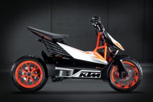 Pillado en acción el nuevo scooter eléctrico de KTM