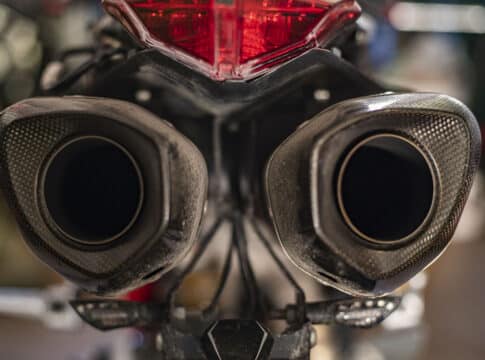 ¿Pueden ponerme una multa si mi moto hace mucho ruido?
