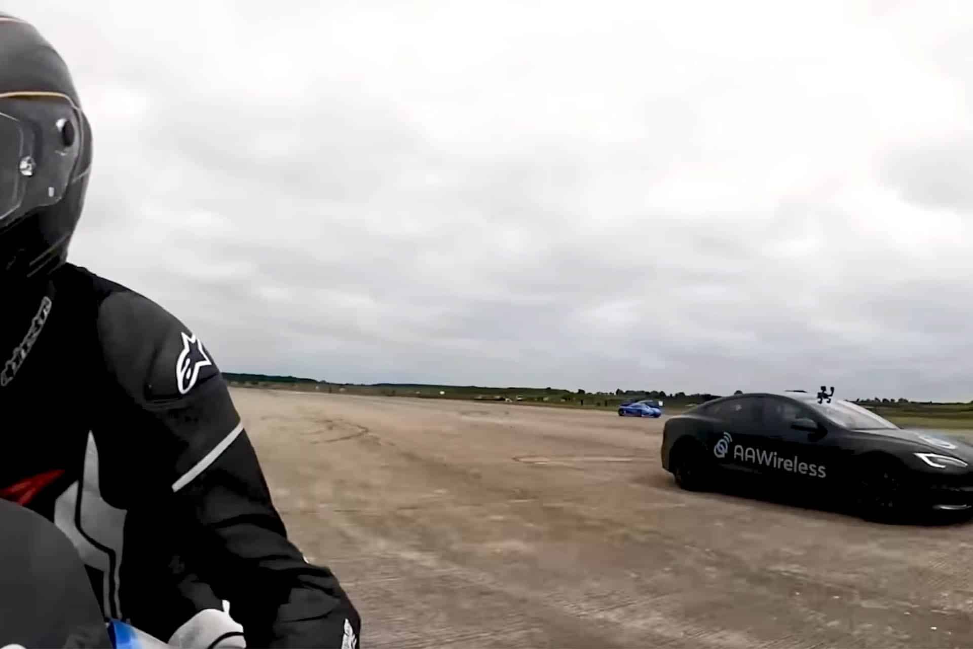 En los cambios de marcha de la TTS SuperBusa se aprecia como el Tesla o deja de empujar