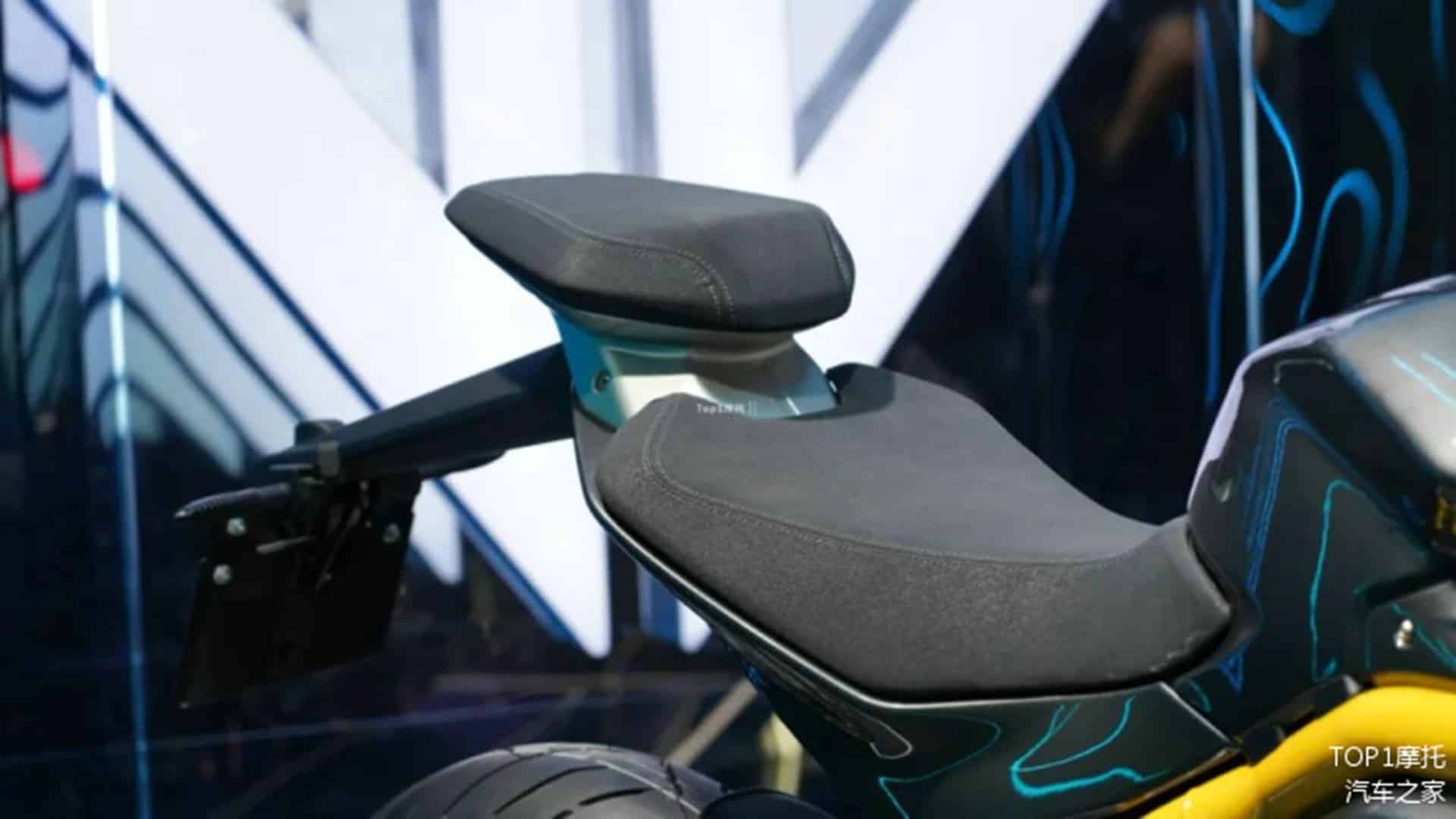 Benda LFR 700: La tercera en discordia