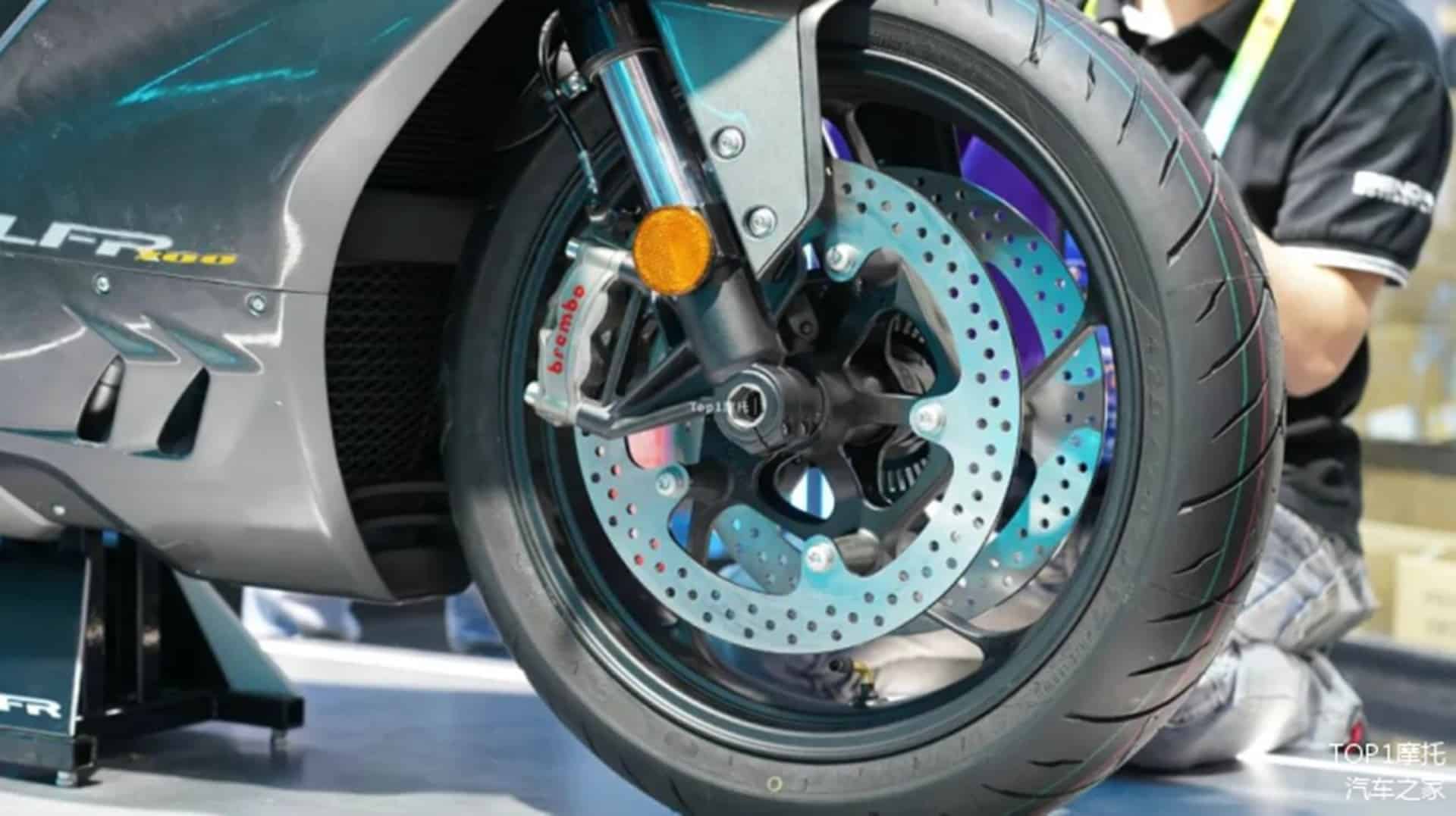 Benda LFR 700: La tercera en discordia