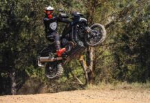 JOAN PEDRERO HACE HISTORIA GANANDO LA CATEGORÍA MAXI TRAIL EN LA BAJA ARAGÓN CON HARLEY-DAVIDSON El dakariano se coronó ganador de la categoría maxi trail y vencedor absoluto de trail y maxi trail con la Harley-Davidson Pan America 1250™ completamente de serie 24 de julio de 2023 – Joan Pedrero, piloto de élite del Dakar, ha hecho historia ganando la XXXIX edición de la Baja España Aragón en la categoría maxi trail a lomos de una Harley-Davidson Pan America 1.250TM completamente de serie. El piloto ha logrado la primera posición en su categoría y ha sido el vencedor absoluto de trail y maxi trail y ha quedado 17 en la general. Fiel al espíritu aventurero que forma parte del ADN de la marca americana de motocicletas, Harley-Davidson ha querido aceptar de nuevo el reto de correr off-road con Joan Pedrero pilotando la Pan America 1250™, el primer modelo Harley-Davidson Adventure Touring, completamente de serie. La Pan America está equipada con el potente motor Revolution® Max y un V-Twin de 1.250 cc con refrigeración líquida, diseñado para brindar una amplia potencia a altas revoluciones y garantizar una experiencia llena de adrenalina y tecnología al más alto nivel. El denso polvo y las altas temperaturas han caracterizado la carrera, y han hecho que el piloto lleve el reto de participar con la Pan America 1.250™ totalmente de serie a otro nivel. Durante todas las etapas, el público ha podido disfrutar viendo la moto desafiar el circuito y conquistar el terreno. Joan Pedrero no dejó de impresionar a los espectadores pilotando la Pan America 1.250™ y demostrando la versatilidad y los recursos que ofrece el modelo americano. Joan Pedrero lleva varios años colaborando con Harley-Davidson, y durante este tiempo ha llevado la Pan America™ al límite en múltiples ocasiones. A lo largo de este año, el piloto ha participado en diferentes eventos y competiciones como el Motor Bike Expo de Verona, en el que mostró las habilidades de la Pan America en un circuito de tierra. El dakariano también participó en la Basella Race a lomos de una Pan America completamente de serie y finalizó con éxito en sexta posición. En abril, compitió en la exigente carrera de la Baja Extremadura, en la que consiguió unos resultados sobresalientes, ganando también en esa ocasión la categoría Maxitrail. En relación con la carrera, Kolja Rebstock, vicepresidente regional para Europa, Oriente Medio y África, afirma: "¡Felicidades a Joan y al equipo! Hemos logrado competir con una moto completamente de serie en un rally raid histórico como la Baja Aragón y el resultado ha sido magnífico. La Pan America ofrece a los pilotos una experiencia única tanto en carretera como en off-road como ha quedado demostrado una vez más." La participación de Harley-Davidson en la competición ha demostrado la capacidad y la fiabilidad de la Pan America 1.250™, equipada con el motor Revolution® Max 1250, que ofrece una explosiva banda de potencia de hasta 150 CV, y configurada para maximizar el control del piloto. La aventura es parte de la marca, y la Pan America 1.250™ explora nuevas formas de vivir la auténtica experiencia Harley-Davidson.