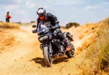 JOAN PEDRERO HACE HISTORIA GANANDO LA CATEGORÍA MAXI TRAIL EN LA BAJA ARAGÓN CON HARLEY-DAVIDSON El dakariano se coronó ganador de la categoría maxi trail y vencedor absoluto de trail y maxi trail con la Harley-Davidson Pan America 1250™ completamente de serie 24 de julio de 2023 – Joan Pedrero, piloto de élite del Dakar, ha hecho historia ganando la XXXIX edición de la Baja España Aragón en la categoría maxi trail a lomos de una Harley-Davidson Pan America 1.250TM completamente de serie. El piloto ha logrado la primera posición en su categoría y ha sido el vencedor absoluto de trail y maxi trail y ha quedado 17 en la general. Fiel al espíritu aventurero que forma parte del ADN de la marca americana de motocicletas, Harley-Davidson ha querido aceptar de nuevo el reto de correr off-road con Joan Pedrero pilotando la Pan America 1250™, el primer modelo Harley-Davidson Adventure Touring, completamente de serie. La Pan America está equipada con el potente motor Revolution® Max y un V-Twin de 1.250 cc con refrigeración líquida, diseñado para brindar una amplia potencia a altas revoluciones y garantizar una experiencia llena de adrenalina y tecnología al más alto nivel. El denso polvo y las altas temperaturas han caracterizado la carrera, y han hecho que el piloto lleve el reto de participar con la Pan America 1.250™ totalmente de serie a otro nivel. Durante todas las etapas, el público ha podido disfrutar viendo la moto desafiar el circuito y conquistar el terreno. Joan Pedrero no dejó de impresionar a los espectadores pilotando la Pan America 1.250™ y demostrando la versatilidad y los recursos que ofrece el modelo americano. Joan Pedrero lleva varios años colaborando con Harley-Davidson, y durante este tiempo ha llevado la Pan America™ al límite en múltiples ocasiones. A lo largo de este año, el piloto ha participado en diferentes eventos y competiciones como el Motor Bike Expo de Verona, en el que mostró las habilidades de la Pan America en un circuito de tierra. El dakariano también participó en la Basella Race a lomos de una Pan America completamente de serie y finalizó con éxito en sexta posición. En abril, compitió en la exigente carrera de la Baja Extremadura, en la que consiguió unos resultados sobresalientes, ganando también en esa ocasión la categoría Maxitrail. En relación con la carrera, Kolja Rebstock, vicepresidente regional para Europa, Oriente Medio y África, afirma: "¡Felicidades a Joan y al equipo! Hemos logrado competir con una moto completamente de serie en un rally raid histórico como la Baja Aragón y el resultado ha sido magnífico. La Pan America ofrece a los pilotos una experiencia única tanto en carretera como en off-road como ha quedado demostrado una vez más." La participación de Harley-Davidson en la competición ha demostrado la capacidad y la fiabilidad de la Pan America 1.250™, equipada con el motor Revolution® Max 1250, que ofrece una explosiva banda de potencia de hasta 150 CV, y configurada para maximizar el control del piloto. La aventura es parte de la marca, y la Pan America 1.250™ explora nuevas formas de vivir la auténtica experiencia Harley-Davidson.
