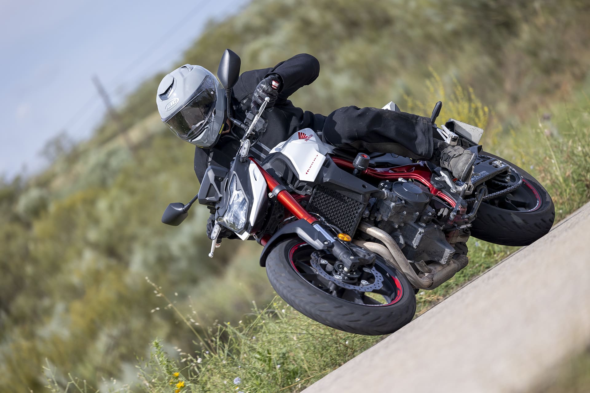 Comparativa Suzuki GSX8S / Honda CB750 Hornet