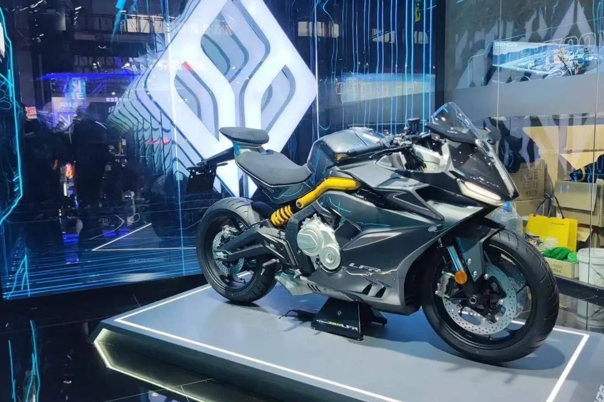 Benda LFR 700: La tercera en discordia