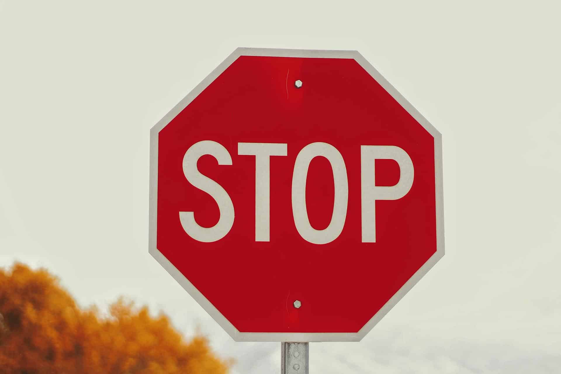 Cámaras de Stop, el nuevo invento de la DGT para multarte si no te detienes por completo