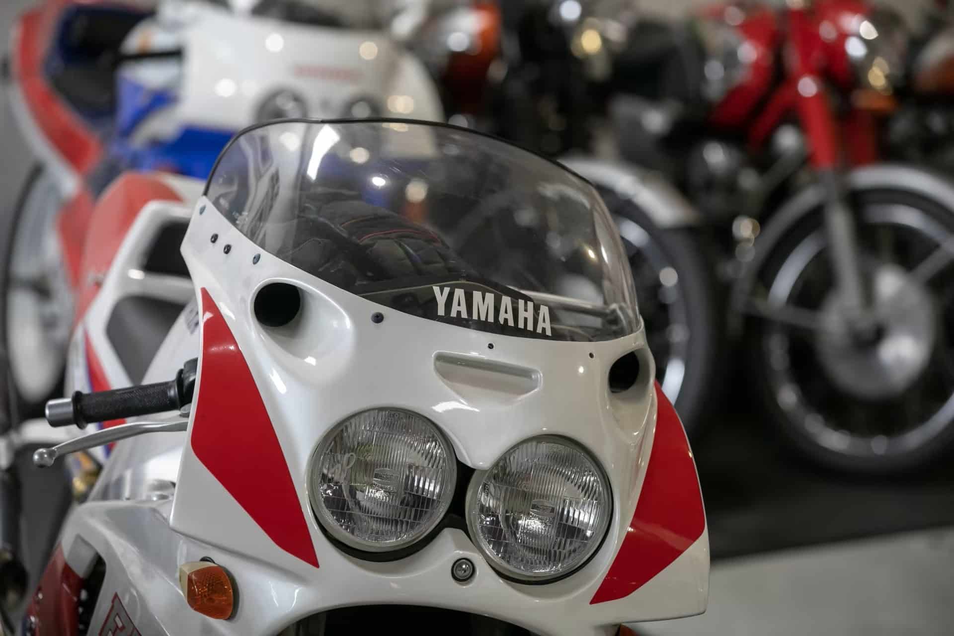 Yamaha FZR-R 750 OW01 y FZR400 RR-SP de 1990