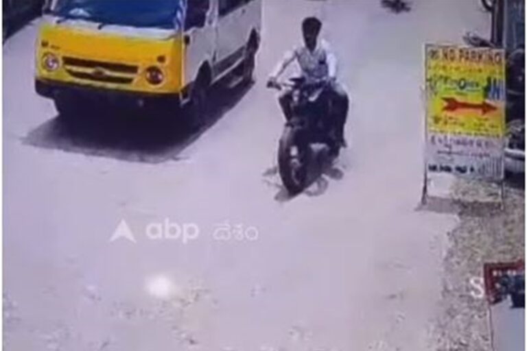 Se le parte la moto por la mitad mientras circula y casi muere atropellado