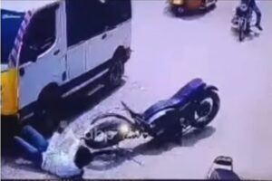 Se le parte la moto por la mitad mientras circula y casi muere atropellado