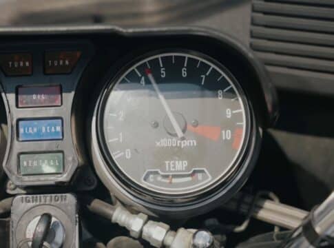 No, conducir a bajas RPM no te ayuda a ahorrar ¡y podría romper tu motor!
