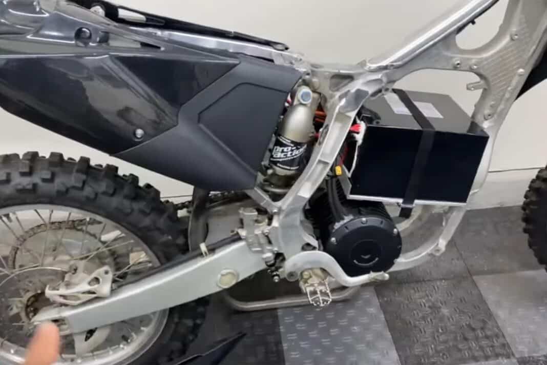 Maneras de acabar con una Yamaha YZ250 2T: convertirla en el eléctrica