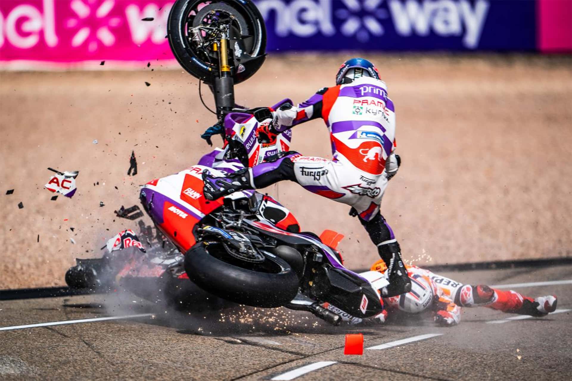 La afición se desmorona como la moto de Zarco y la solución es subir precios