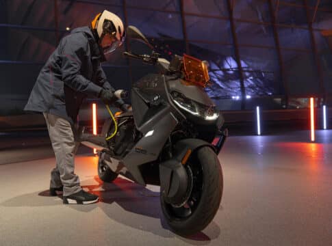 Si tienes una moto eléctrica no pierdas de vista los cables ¡los roban!