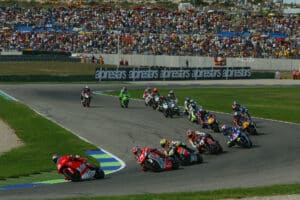 El primer año de las MotoGP las 500 les pusieron en apuros en diferentes circuitos