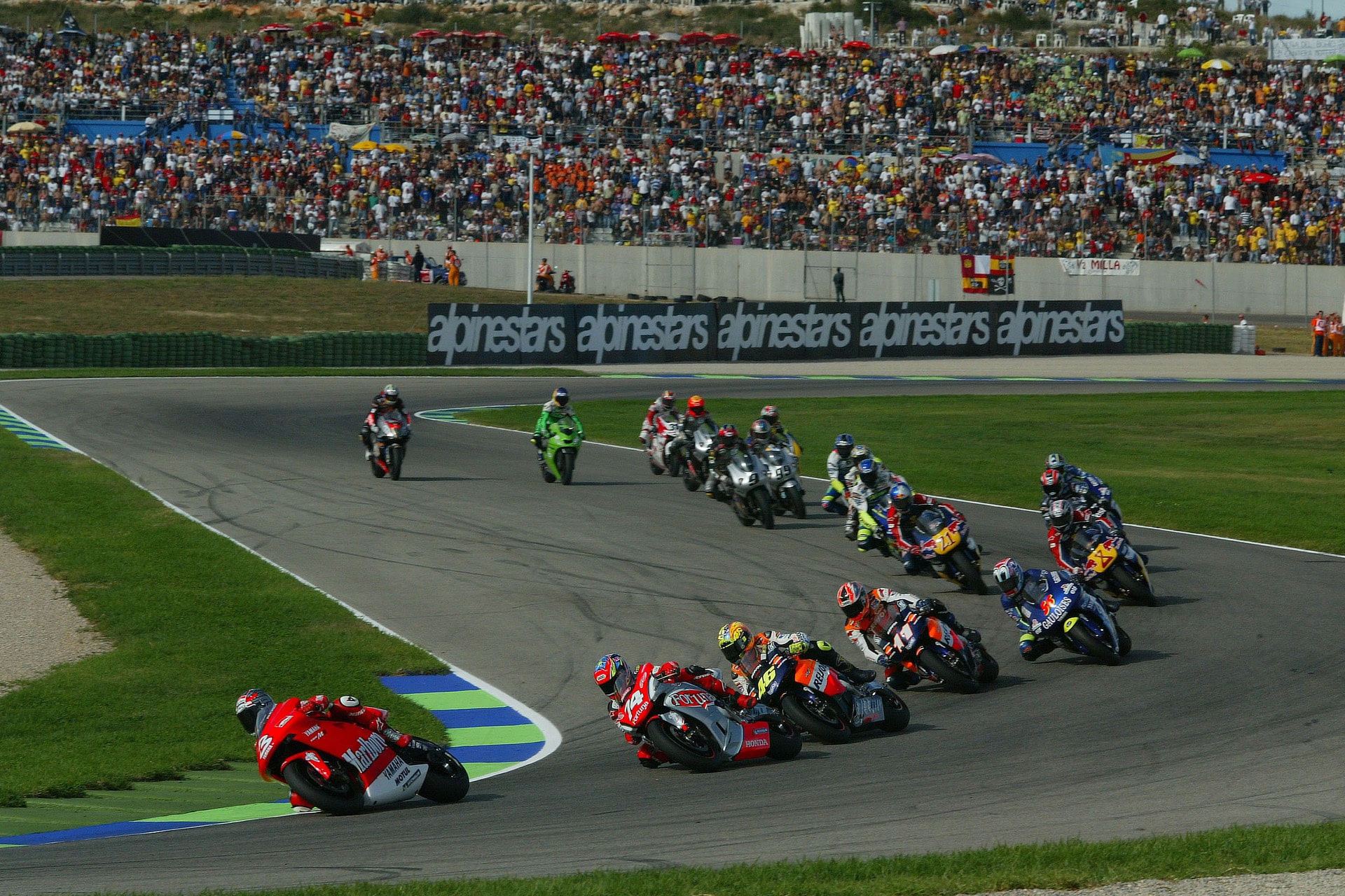 El primer año de las MotoGP las 500 les pusieron en apuros en diferentes circuitos