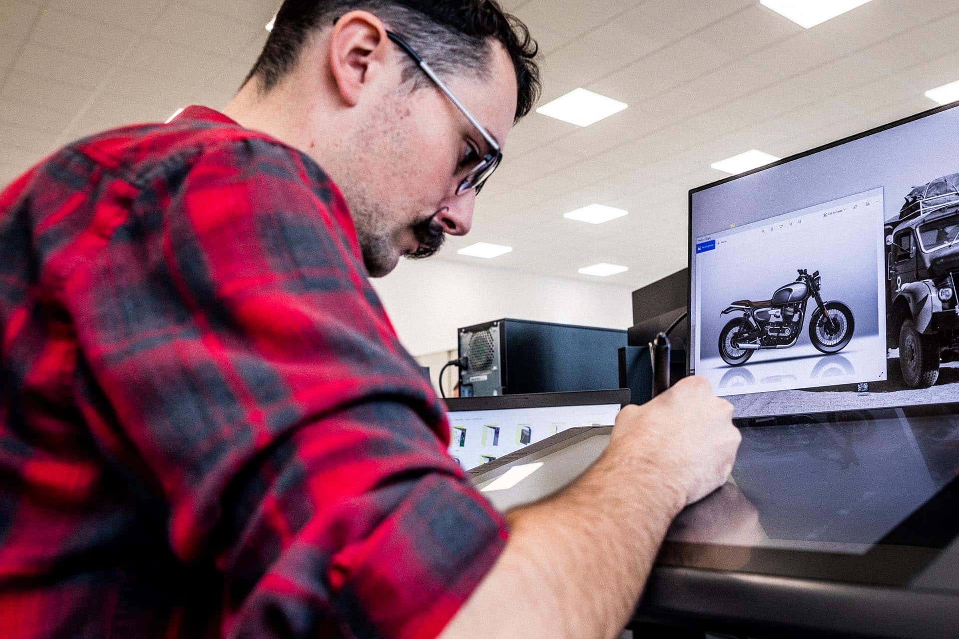 El proceso de diseño por ordenador permite ir viendo cómo será la moto