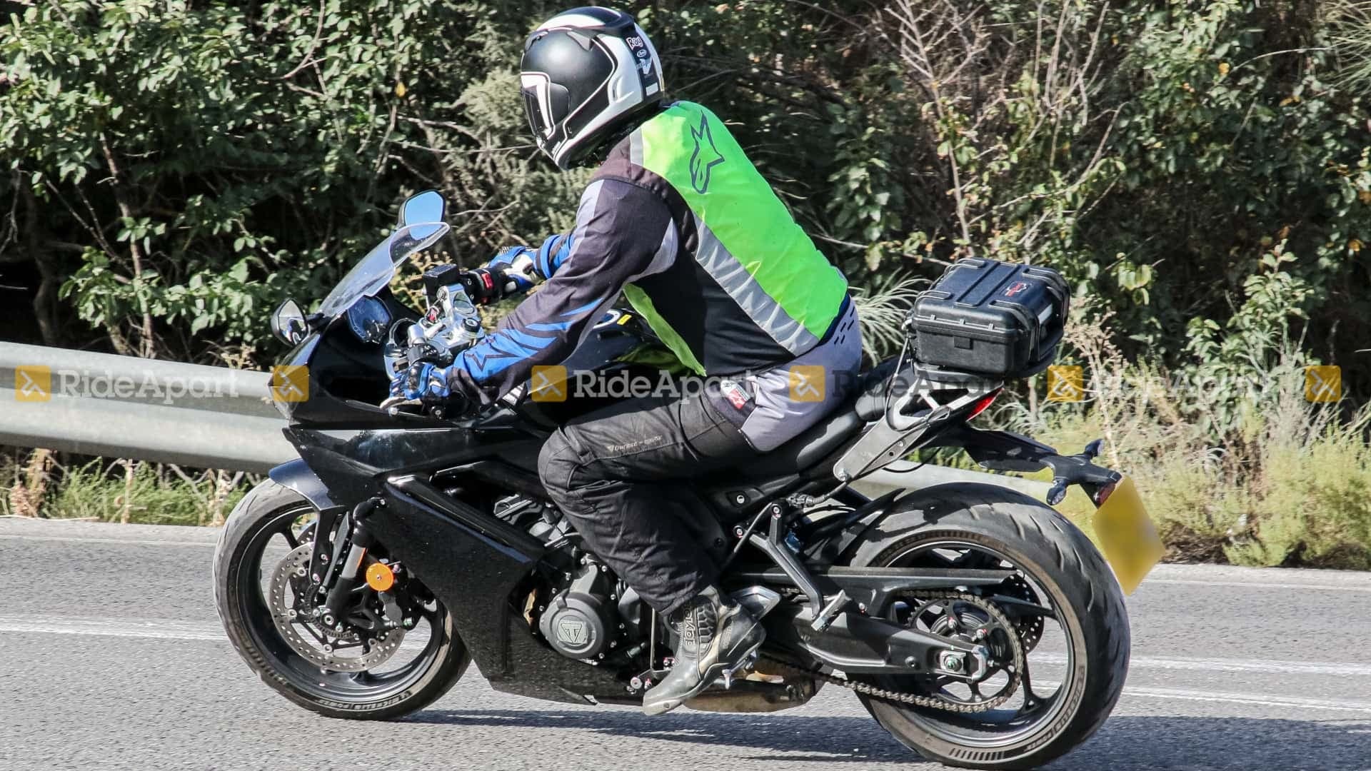 Cazada en acción una mula de pruebas de la futura Triumph Daytona 660