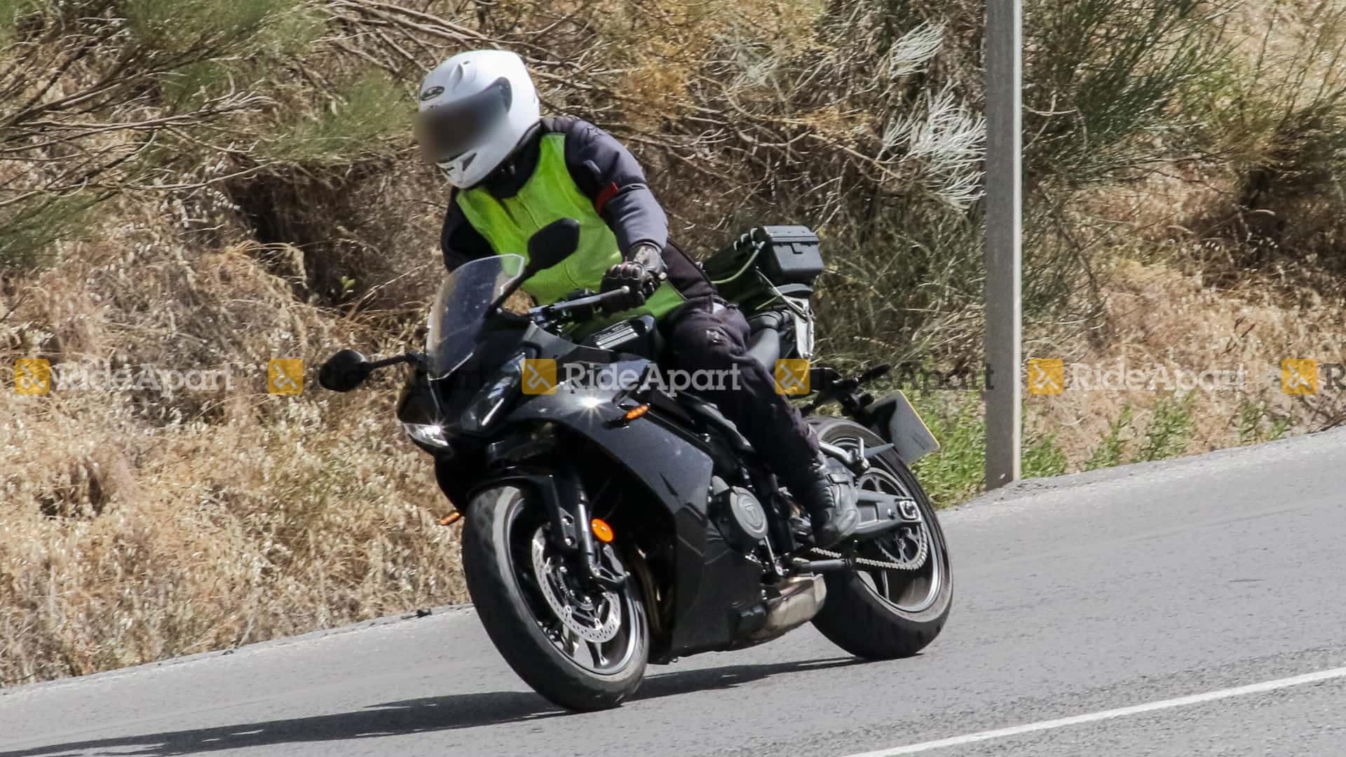 Cazada en acción una mula de pruebas de la futura Triumph Daytona 660