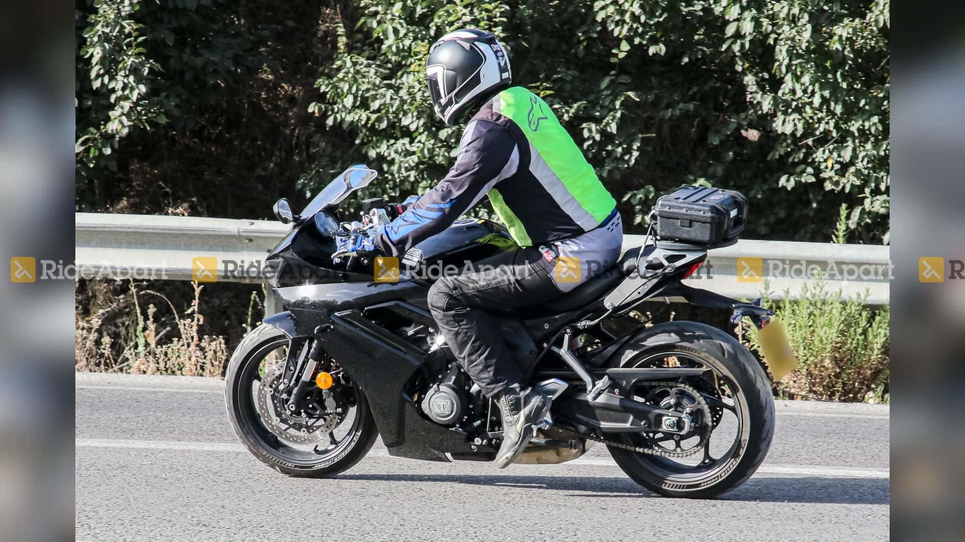 Cazada en acción una mula de pruebas de la futura Triumph Daytona 660