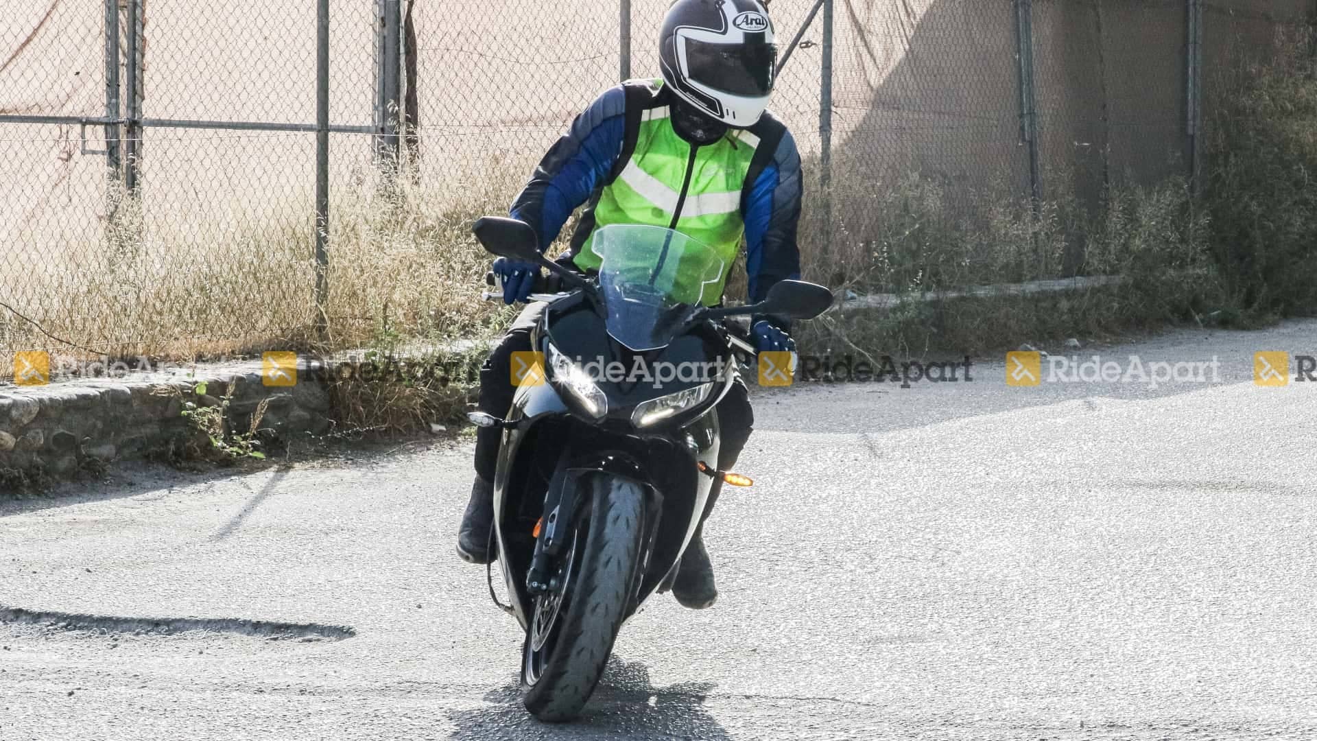 Cazada en acción una mula de pruebas de la futura Triumph Daytona 660