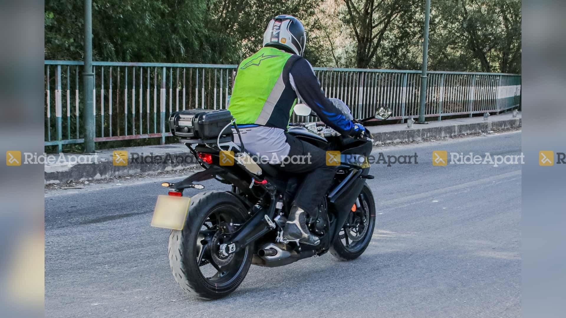 Cazada en acción una mula de pruebas de la futura Triumph Daytona 660