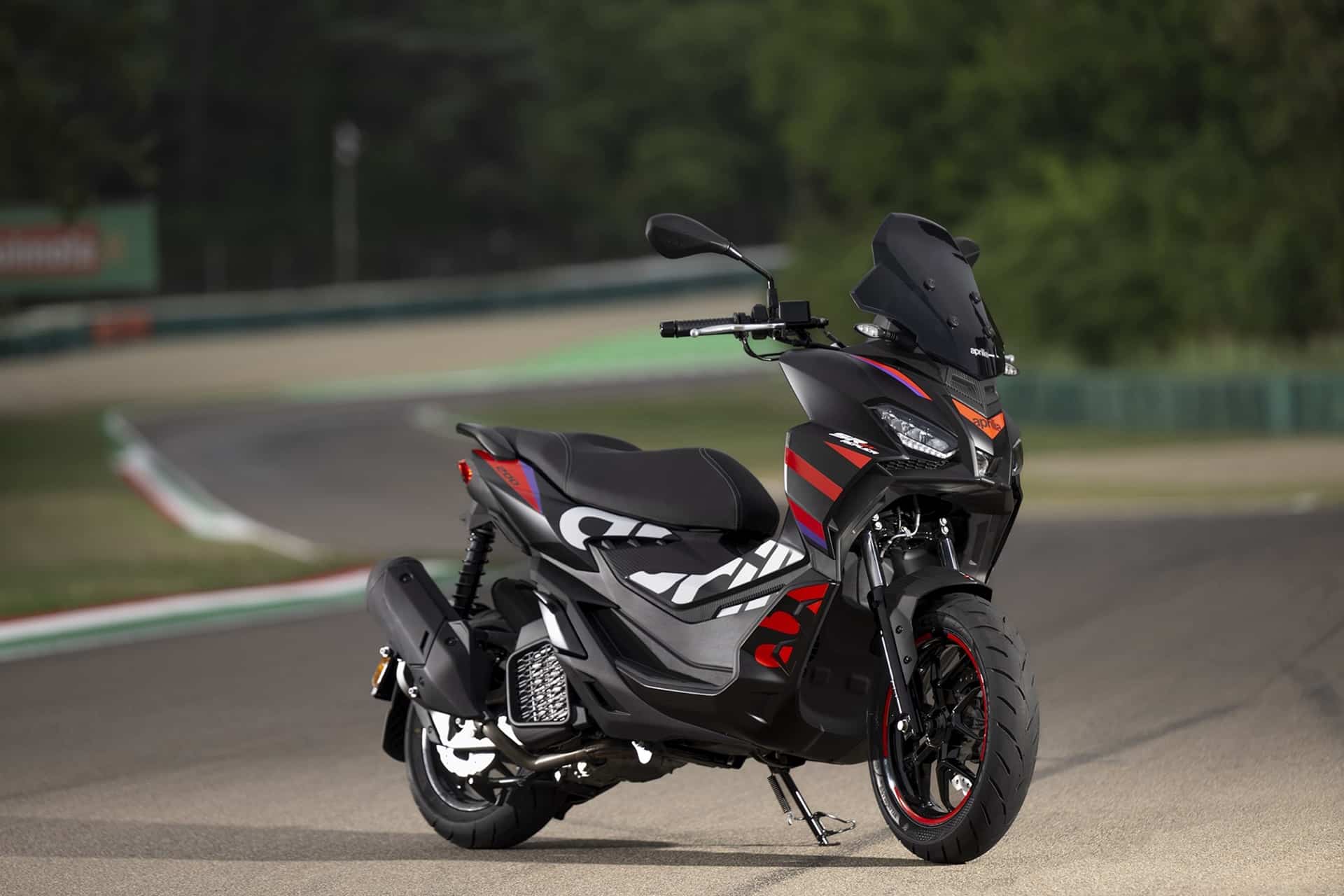 Nuevas Aprilia SR GT Réplica 125 cc y 200 cc: Aventura urbana con un toque racing