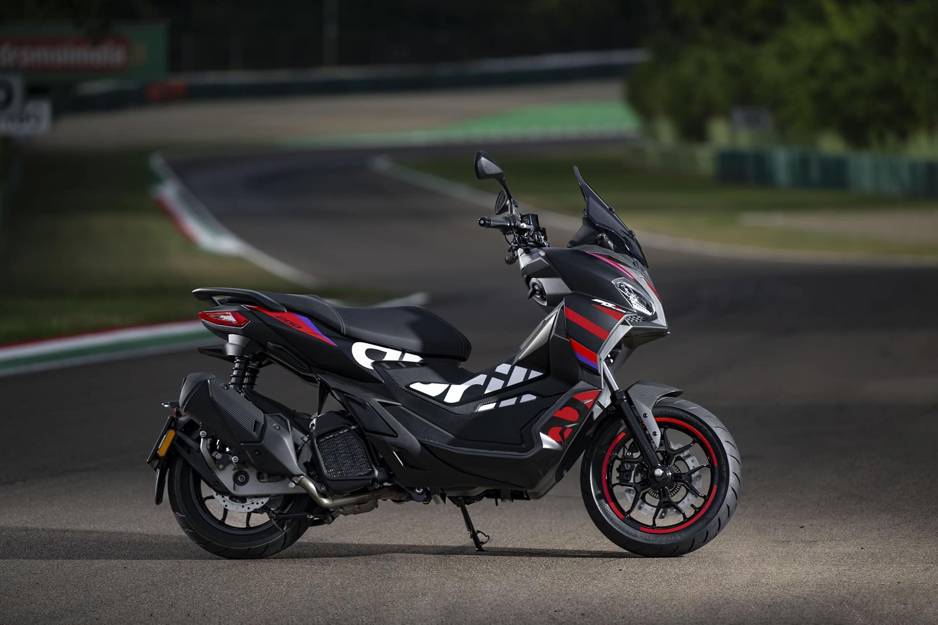 Nuevas Aprilia SR GT Réplica 125 cc y 200 cc: aventura urbana con un toque  racing