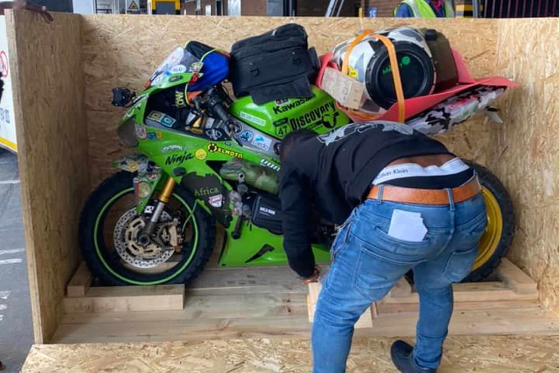 ¿A que no te das la vuelta al mundo en una Kawasaki ZX-6R Ninja?... Aguántame el cubata
