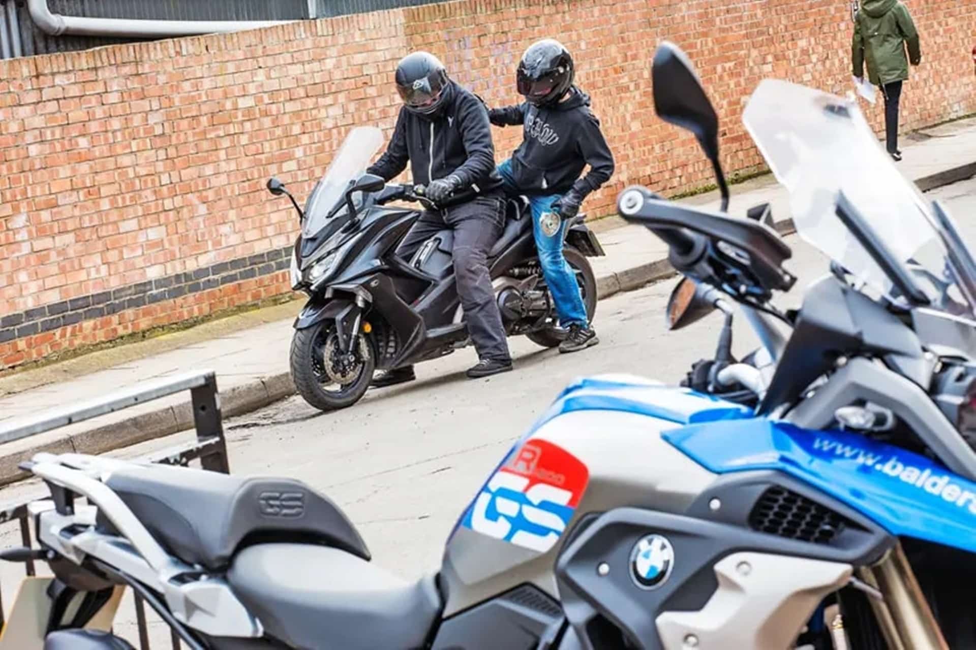 A las motocicletas inglesas las protegen ahora, de los "cacos", desde el cielo