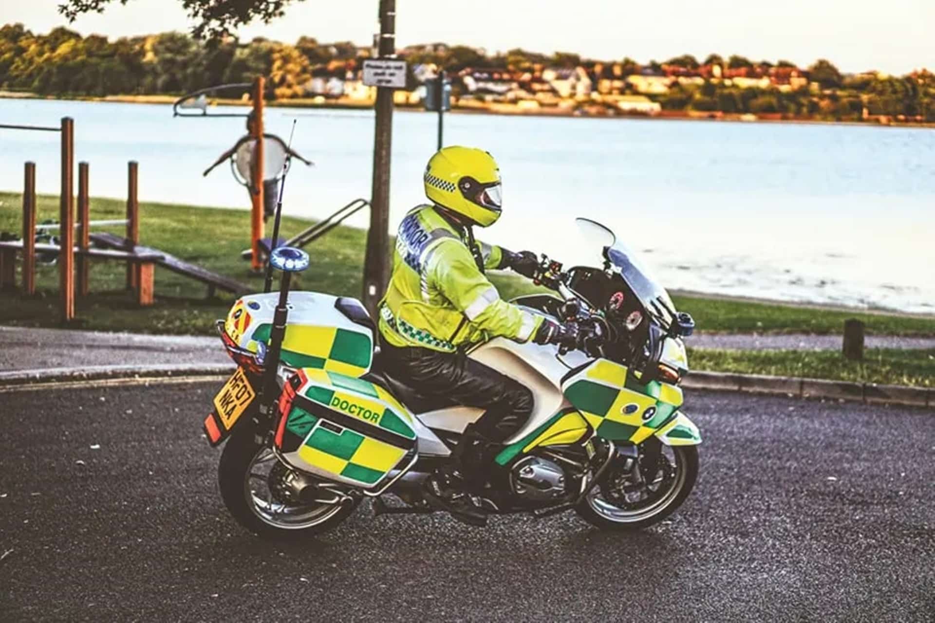 A las motocicletas inglesas las protegen ahora, de los "cacos", desde el cielo