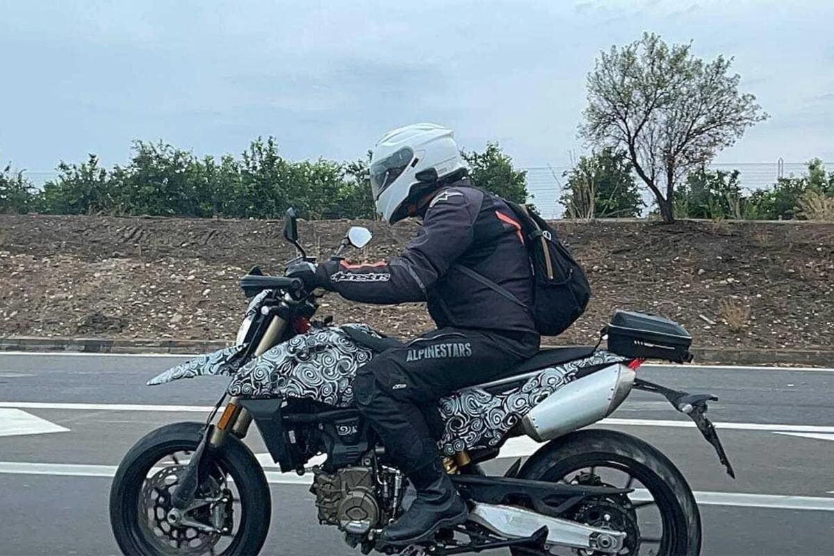 Los detalles que se pueden apreciar ya nos dan pistas claras sobre la moto
