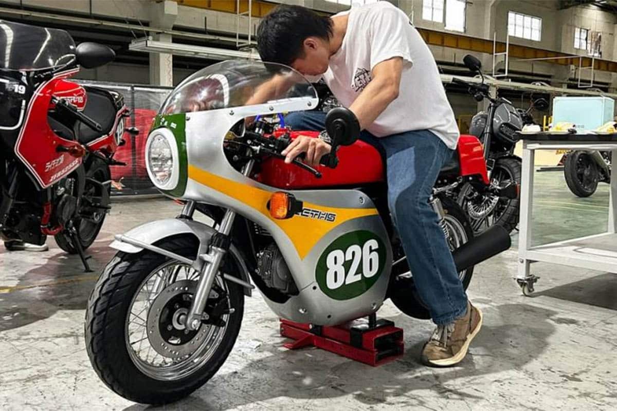 La moto cuenta con un motor derivado de la Honda Super Cub