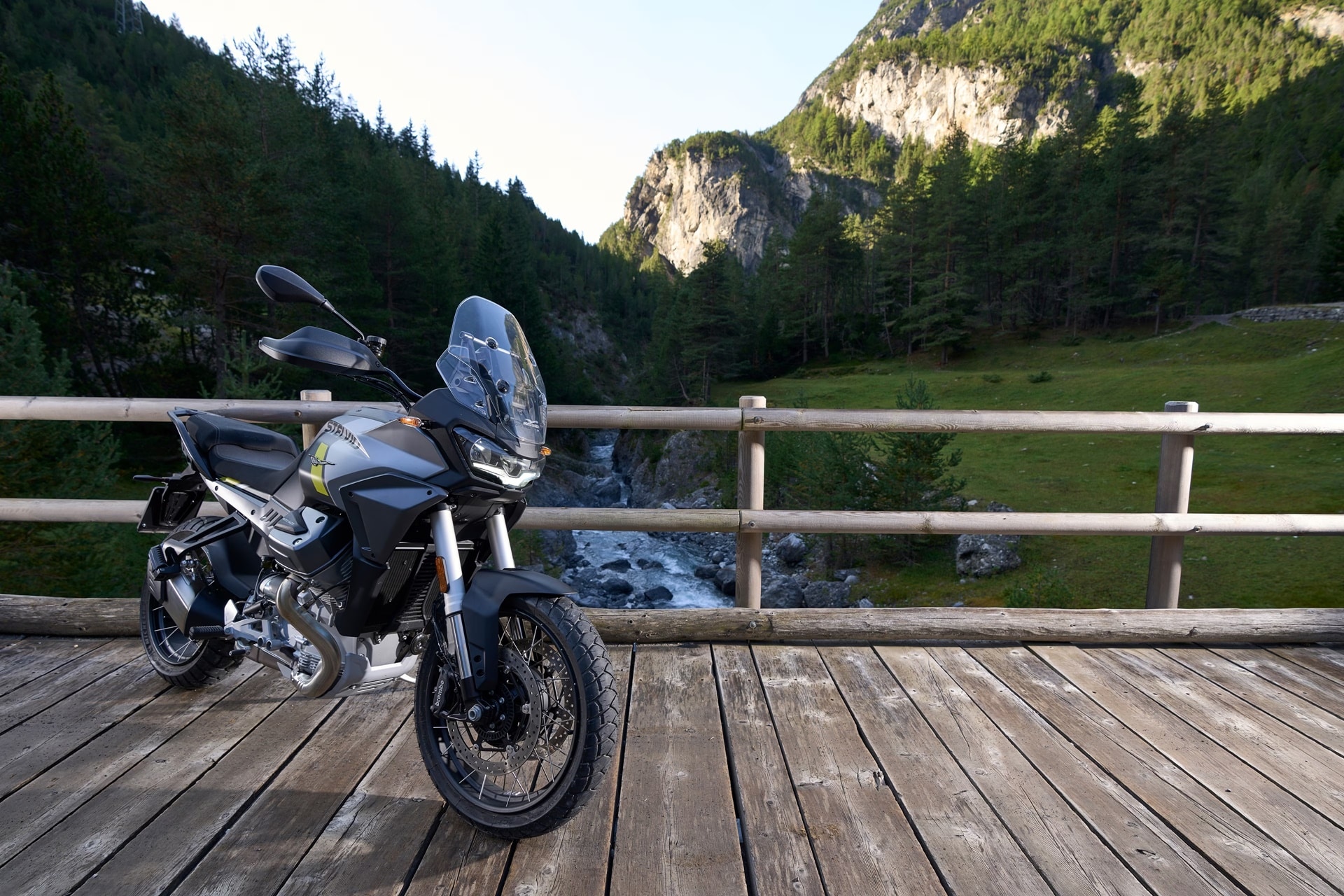 Moto Guzzi Stelvio 2024