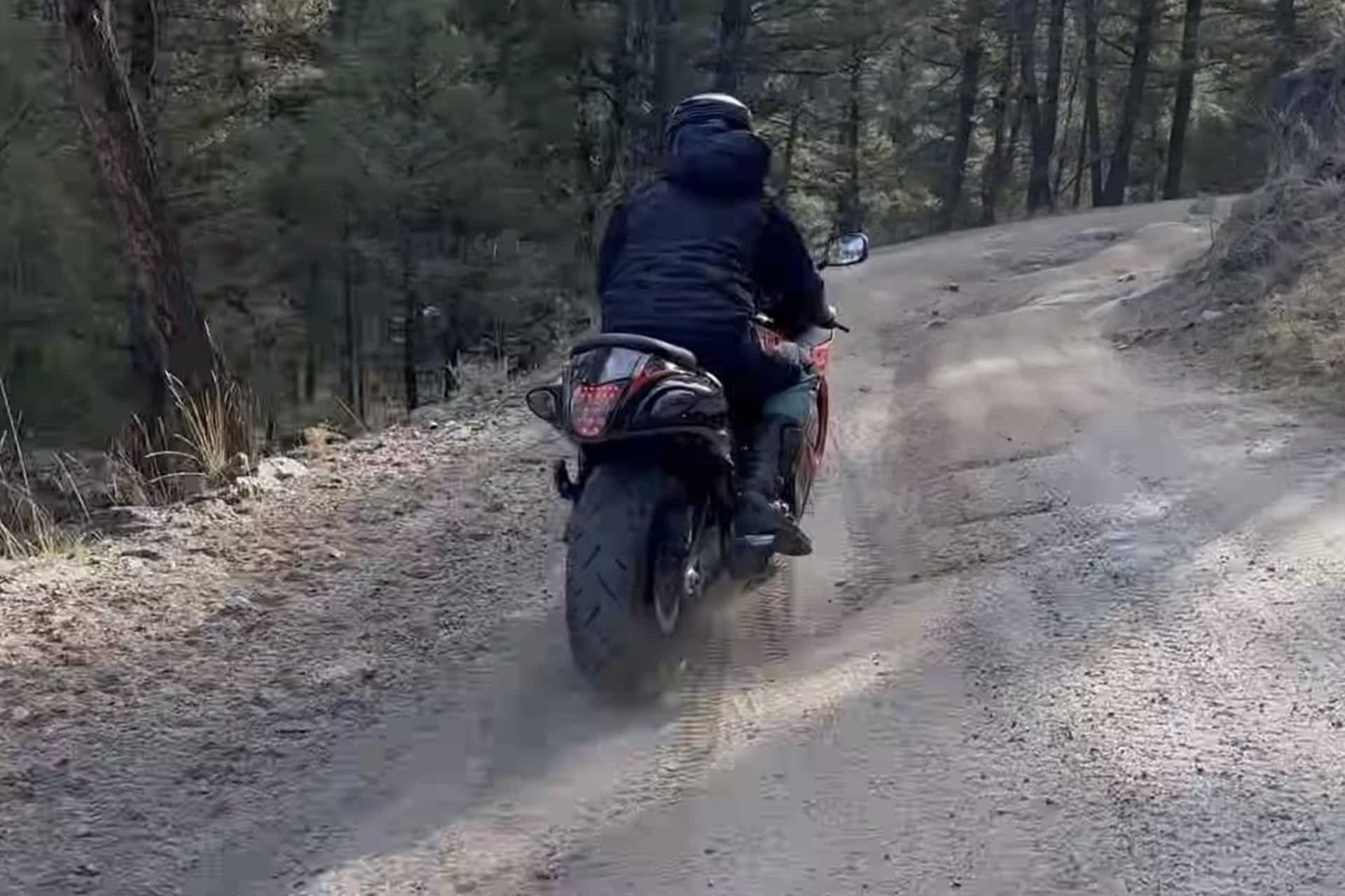 Una Suzuki Hayabusa puede ser muy eficiente; también en el barro