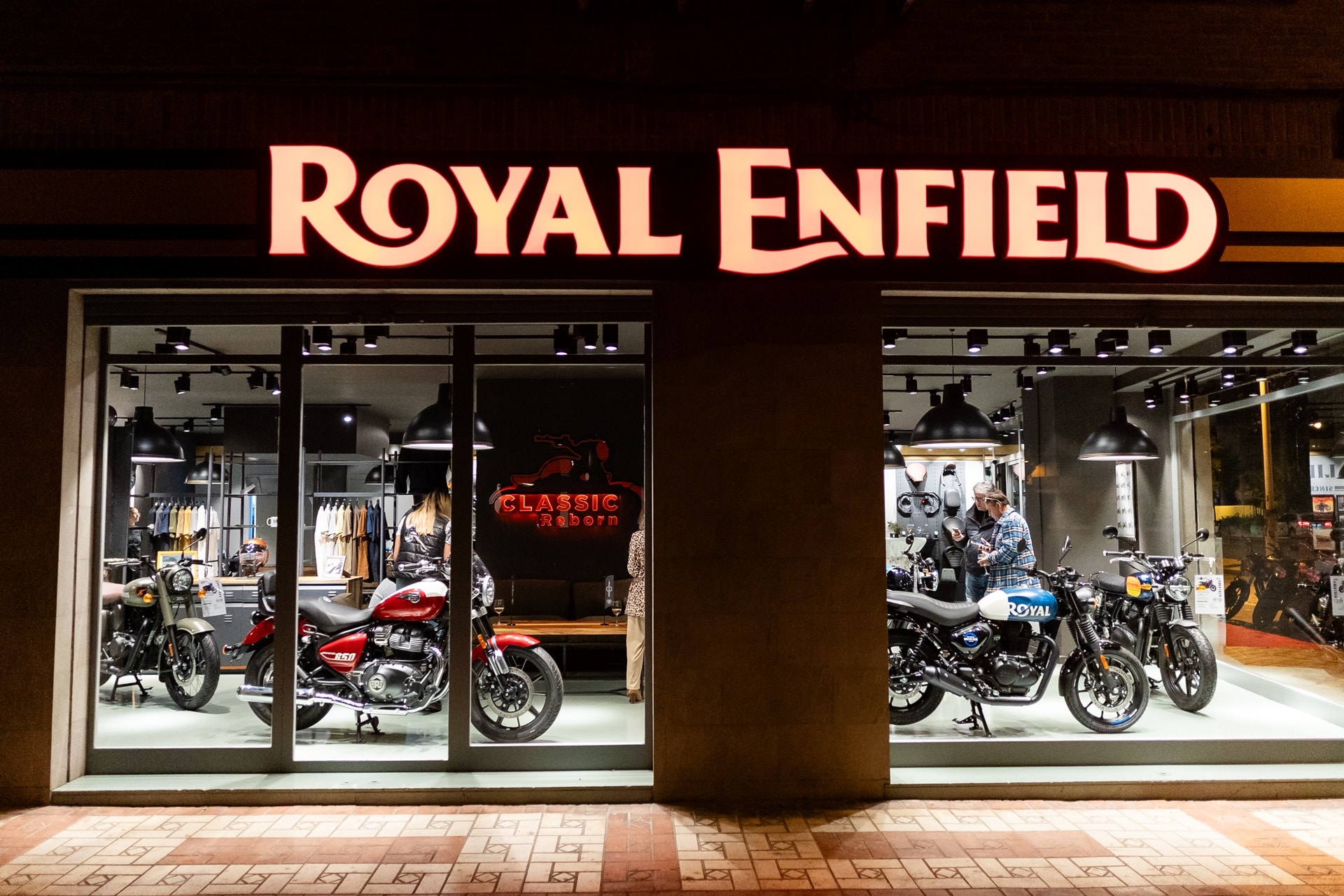 Royal Enfield inaugura nueva Concept Store en Granada