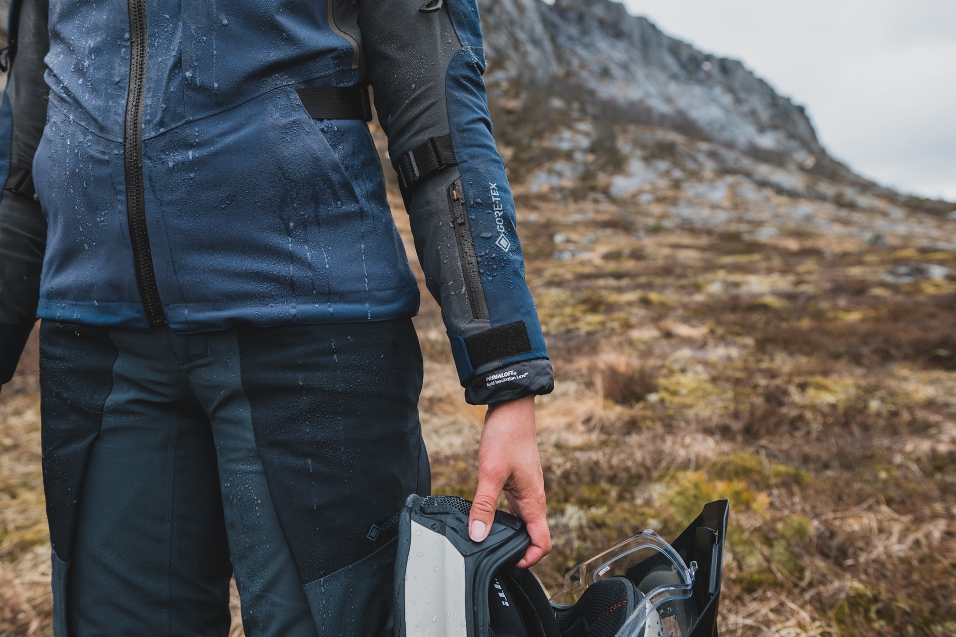 Lamina GTX Ladies, el nuevo traje femenino Gore-Tex de Rev’it!