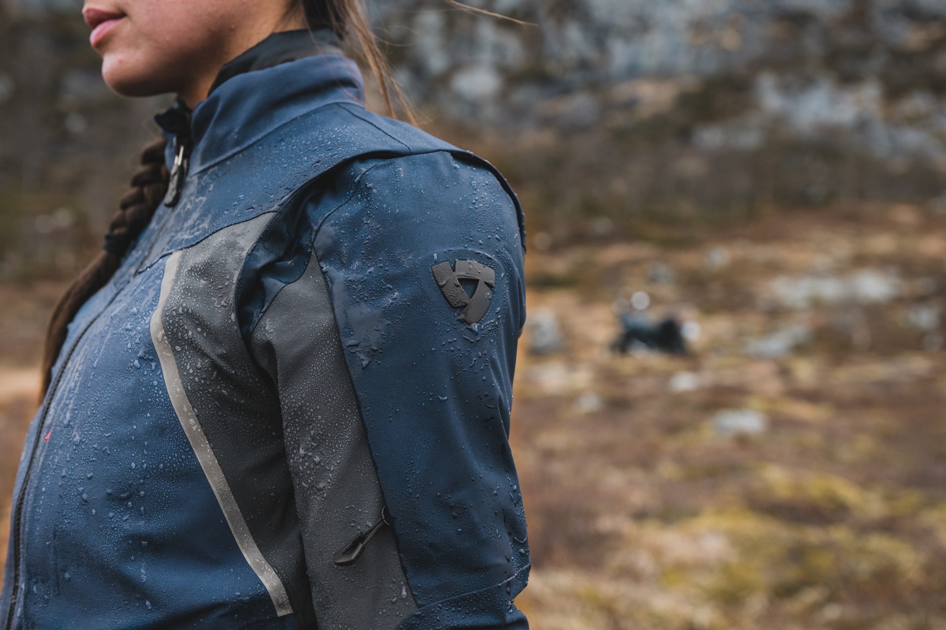 Lamina GTX Ladies, el nuevo traje femenino Gore-Tex de Rev’it!